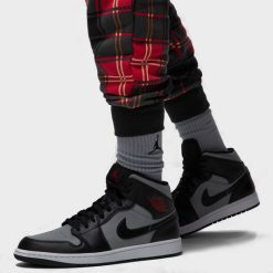 Apparel Jordan Essential Holiday Fleece Sweatpants (Fire Red/Dark Driftwood) - M 2 Apparel Jordan Essential Holiday Fleece Sweatpants (Fire Red/Dark Driftwood) - M -shooos shop JordanEssentialHolidayFleeceSweatpants FireRed DarkDriftwood DV9388 6124 800x