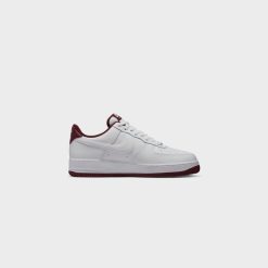 Sneakers Nike Air Force 1 ‘07 (White/White-Dark Beetroot) - 7 -shooos shop NikeAirForce1 07 White White DarkBeetroot DH7561 1063 800x