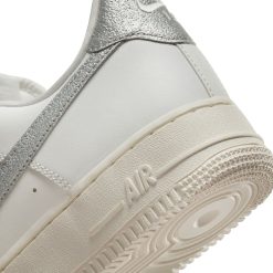 Sneakers WMNS Nike Air Force 1 ‘07 ESS TRND (Summit White/Metallic Silver) - 5W 19 Sneakers WMNS Nike Air Force 1 ‘07 ESS TRND (Summit White/Metallic Silver) - 5W -shooos shop WMNSNikeAirForce1 07ESSTRND SummitWhite MetallicSilver DQ7569 10010 800x