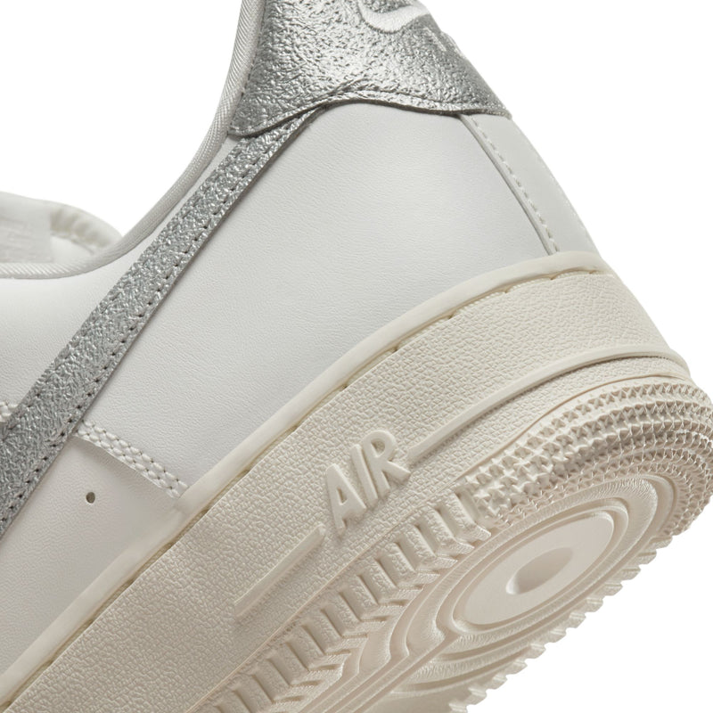 Sneakers WMNS Nike Air Force 1 ‘07 ESS TRND (Summit White/Metallic Silver) - 5W 10 Sneakers WMNS Nike Air Force 1 ‘07 ESS TRND (Summit White/Metallic Silver) - 5W - Image 10