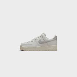 Sneakers WMNS Nike Air Force 1 ‘07 ESS TRND (Summit White/Metallic Silver) - 5W