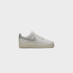 Sneakers WMNS Nike Air Force 1 ‘07 ESS TRND (Summit White/Metallic Silver) - 5W 12 Sneakers WMNS Nike Air Force 1 ‘07 ESS TRND (Summit White/Metallic Silver) - 5W -shooos shop WMNSNikeAirForce1 07ESSTRND SummitWhite MetallicSilver DQ7569 1003 800x