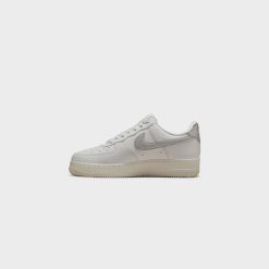 Sneakers WMNS Nike Air Force 1 ‘07 ESS TRND (Summit White/Metallic Silver) - 5W 13 Sneakers WMNS Nike Air Force 1 ‘07 ESS TRND (Summit White/Metallic Silver) - 5W -shooos shop WMNSNikeAirForce1 07ESSTRND SummitWhite MetallicSilver DQ7569 1004 800x