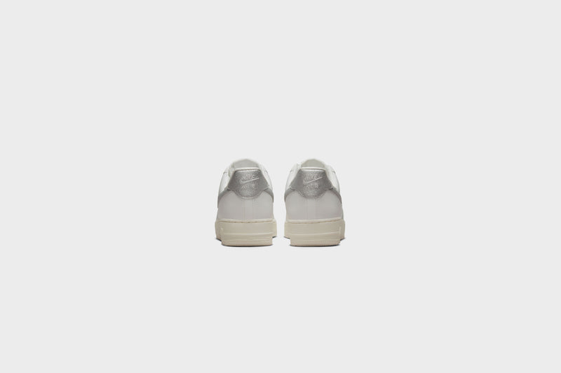 Sneakers WMNS Nike Air Force 1 ‘07 ESS TRND (Summit White/Metallic Silver) - 5W 5 Sneakers WMNS Nike Air Force 1 ‘07 ESS TRND (Summit White/Metallic Silver) - 5W - Image 5