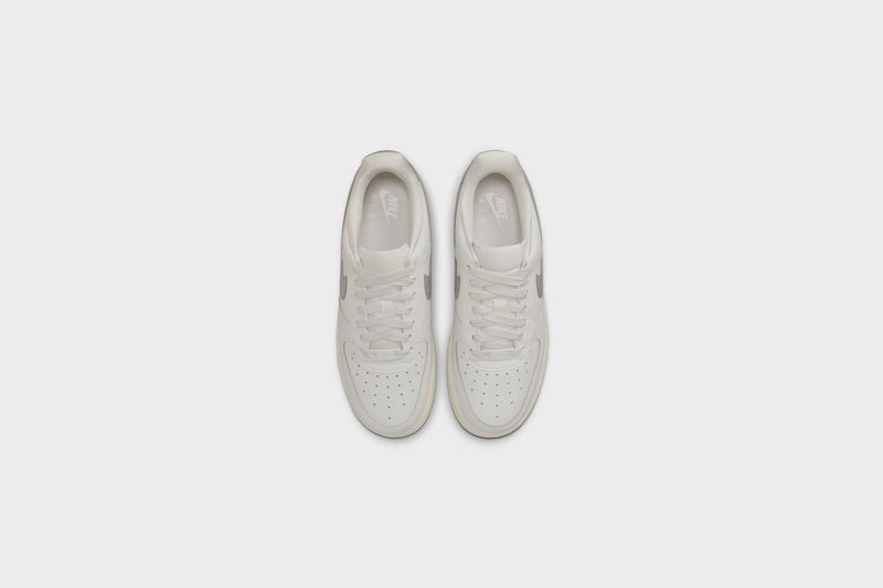 Sneakers WMNS Nike Air Force 1 ‘07 ESS TRND (Summit White/Metallic Silver) - 5W 6 Sneakers WMNS Nike Air Force 1 ‘07 ESS TRND (Summit White/Metallic Silver) - 5W - Image 6