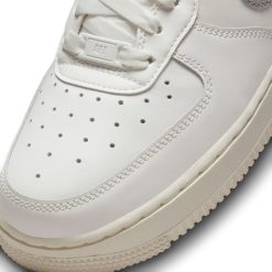 Sneakers WMNS Nike Air Force 1 ‘07 ESS TRND (Summit White/Metallic Silver) - 5W 18 Sneakers WMNS Nike Air Force 1 ‘07 ESS TRND (Summit White/Metallic Silver) - 5W -shooos shop WMNSNikeAirForce1 07ESSTRND SummitWhite MetallicSilver DQ7569 1009 800x