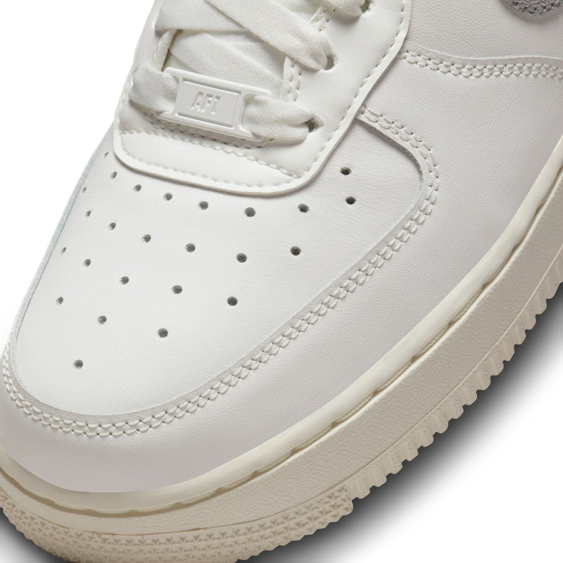 Sneakers WMNS Nike Air Force 1 ‘07 ESS TRND (Summit White/Metallic Silver) - 5W 9 Sneakers WMNS Nike Air Force 1 ‘07 ESS TRND (Summit White/Metallic Silver) - 5W - Image 9