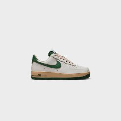 Sneakers WMNS Nike Air Force 1 ‘07 LV8 (Sail/Gorge Green-Sesame) - 5W -shooos shop WMNSNikeAirForce1 07LV8 Sail GorgeGreen Sesame DZ4764 1334 800x