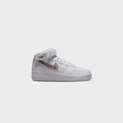 Sneakers WMNS Nike Air Force 1 ‘07 Mid (White/Sanddrift-Black) - 5W 14 Sneakers WMNS Nike Air Force 1 ‘07 Mid (White/Sanddrift-Black) - 5W -shooos shop WMNSNikeAirForce1 07Mid White Sanddrift Black DD9625 1014 800x
