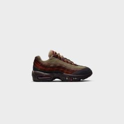Sneakers WMNS Nike Air Max 95 (Brown Basalt/University Red) - WMNS 5 13 Sneakers WMNS Nike Air Max 95 (Brown Basalt/University Red) - WMNS 5 -shooos shop WMNSNikeAirMax95 BrownBasalt UniversityRed DZ4710 2004 800x