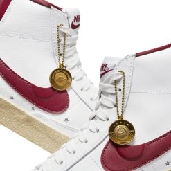 Sneakers WMNS Nike Blazer Mid ‘77 SE (White/Team Red-Muslin) - 5W 9 Sneakers WMNS Nike Blazer Mid ‘77 SE (White/Team Red-Muslin) - 5W -shooos shop WMNSNikeBlazerMid 77SE White TeamRed Muslin DV7003 10010 800x