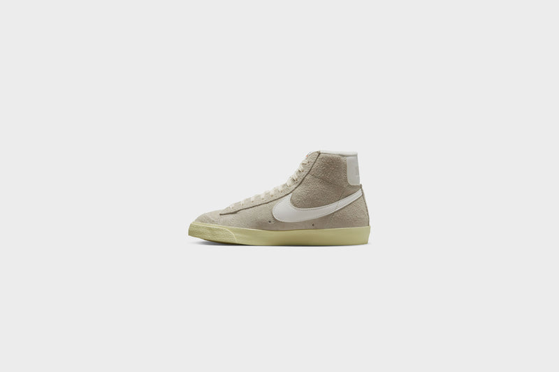 WMNS Nike Blazer Mid '77 VNTG (Light Bone/Sail-Alabaster) - 5.5 WMNS Sneakers WMNS Nike Blazer Mid '77 VNTG (Light Bone/Sail-Alabaster) - 5.5 WMNS -shooos shop WMNSNikeBlazerMid 77VNTG LightBone Sail Alabaster DV7006