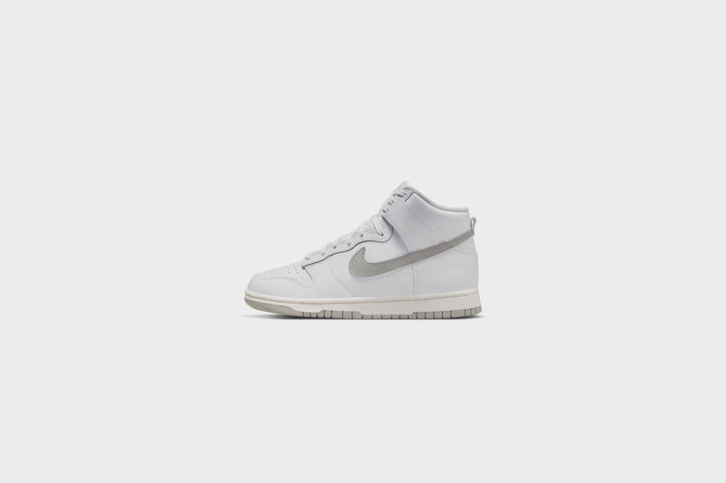 WMNS Nike Dunk High (White/Grey Fog-Sail) - WMNS 5.5 Sneakers WMNS Nike Dunk High (White/Grey Fog-Sail) - WMNS 5.5 -shooos shop WMNSNikeDunkHigh White GreyFog Sail DD1869