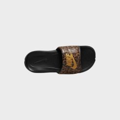 Sneakers WMNS Nike Victori One Slide Print (Archaeo Brown/Metallic Gold) - 5 WMNS -shooos shop WMNSNikeVictoriOneSlidePrint ArchaeoBrownMetallicGold CN9676 200 6 800x